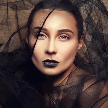 專注閱讀圖表資料的分析人員形象照